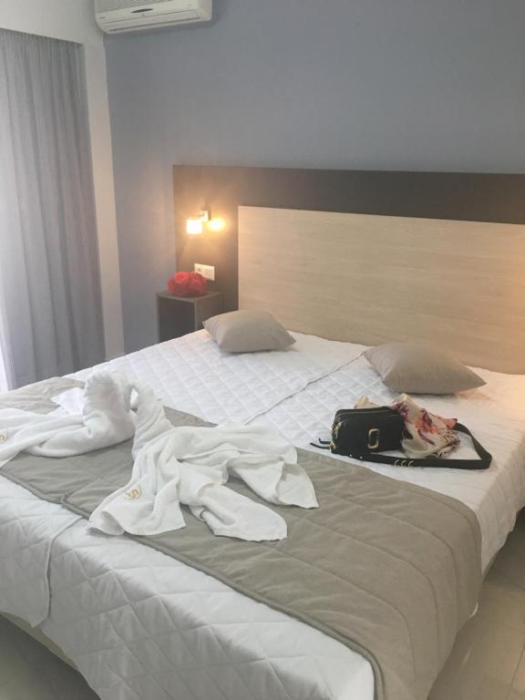 Двухместный (Двухместный номер Делюкс с 2 отдельными кроватями) отеля Siviris Golden Beach, Сиври