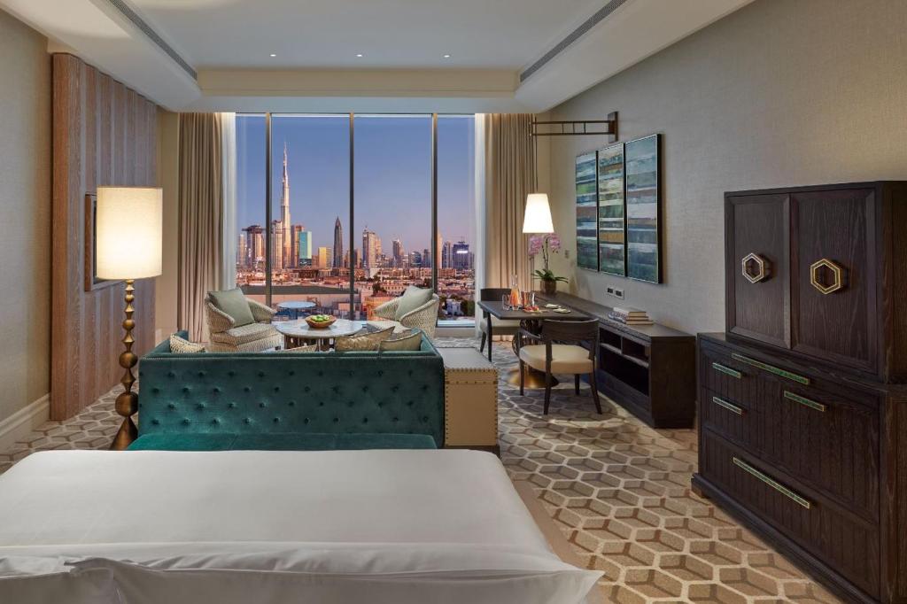Четырехместный (Клубный улучшенный номер с кроватью размера «king-size» и доступом в клубный лаундж) курортного отеля Mandarin Oriental Jumeira, Dubai, Дубай