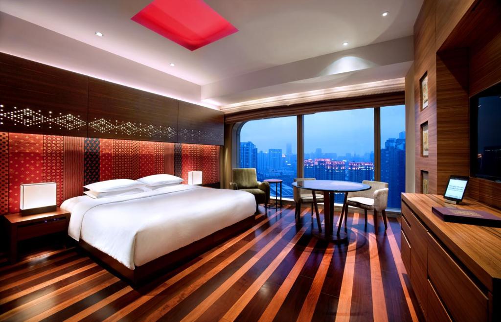 Двухместный (Номер с кроватью размера «king-size» и видом на достопримечательность) отеля Andaz Xintiandi, Shanghai, Шанхай