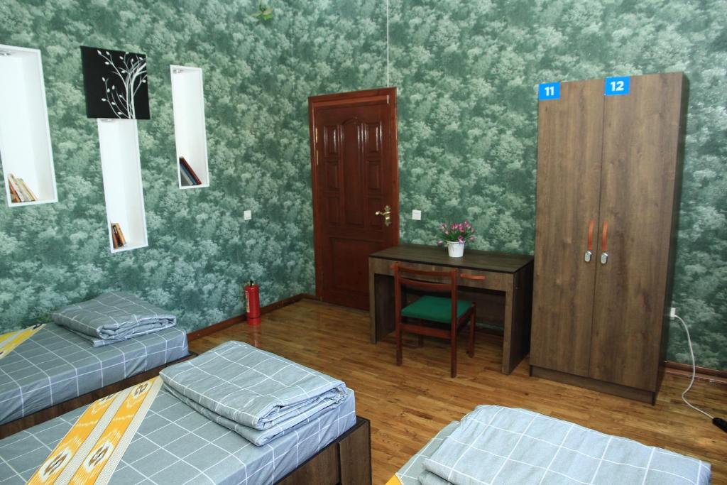 Трехместный (Трехместный номер с основными удобствами и общей ванной комнатой) хостела Yellow Hostel Dushanbe, Душанбе