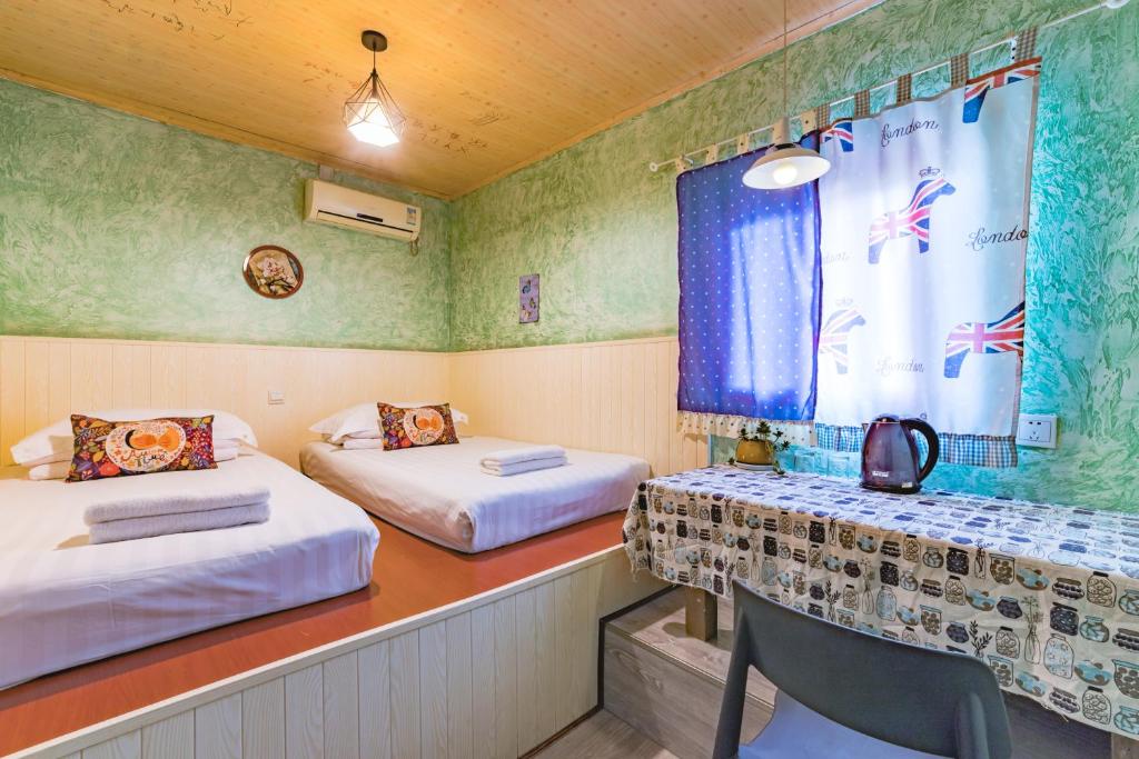 Двухместный (Двухместный номер с 2 отдельными кроватями и общей ванной комнатой) хостела Chengdu Dreams Travel International Youth Hostel, Чэнду