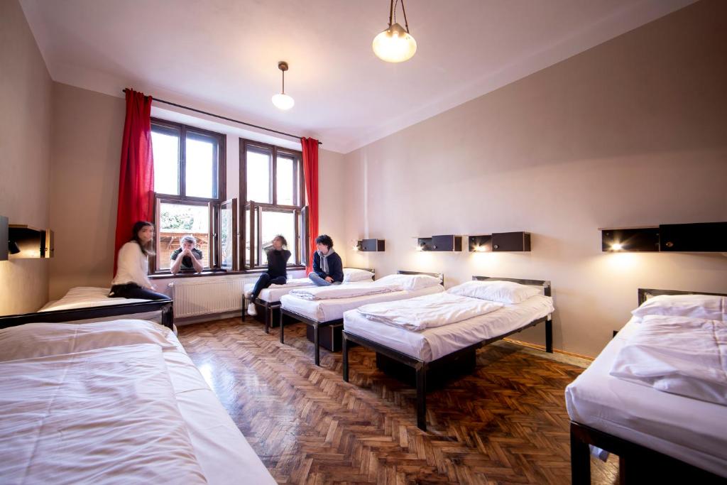 Номер (Односпальная кровать в 6-местном общем номере для мужчин и женщин) хостела Sir Toby's Hostel, Прага