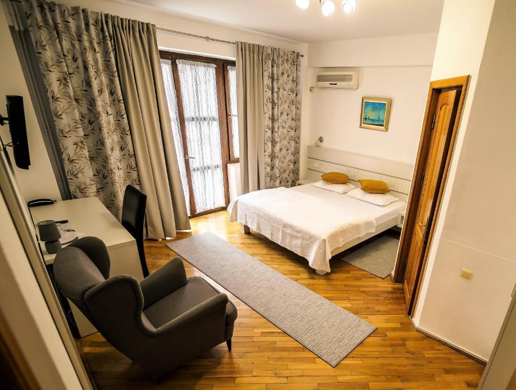 Двухместный (Улучшенный номер с кроватью размера «king-size») отеля Vila Belvedere Hotel with river view, Галац