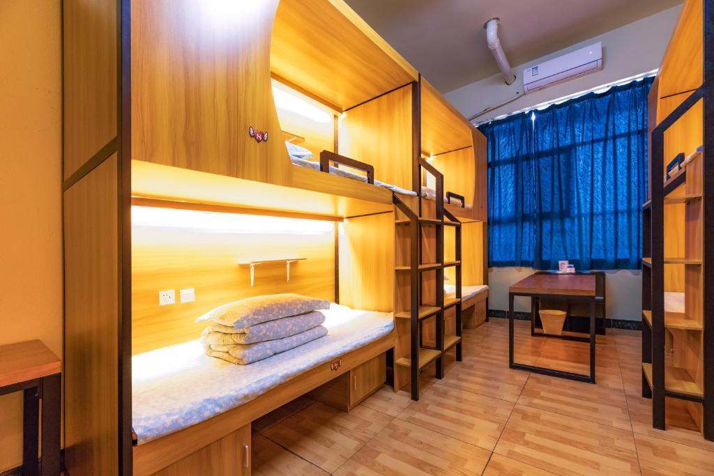 Номер (Кровать в общем номере для мужчин и женщин с 10 кроватями) хостела Chengdu Dreams Travel International Youth Hostel, Чэнду