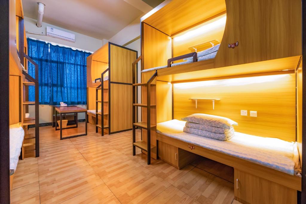 Номер (Кровать в общем 6-местном номере для мужчин и женщин) хостела Chengdu Dreams Travel International Youth Hostel, Чэнду