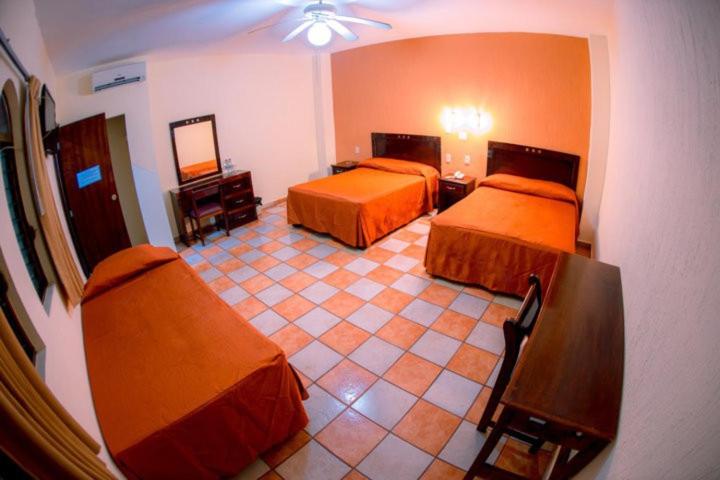 Семейный (Cемейный номер с собственной ванной комнатой) отеля Hotel Los Girasoles, Тепик