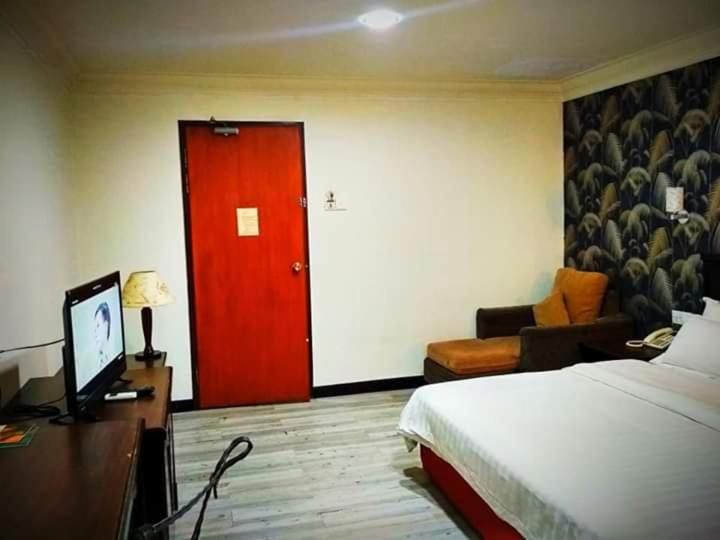 Двухместный (Номер Делюкс с кроватью размера «king-size») отеля D'Borneo Hotel, Кота-Кинабалу