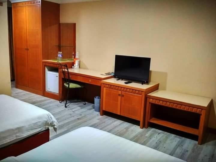 Двухместный (Улучшенный двухместный номер с 2 отдельными кроватями) отеля D'Borneo Hotel, Кота-Кинабалу