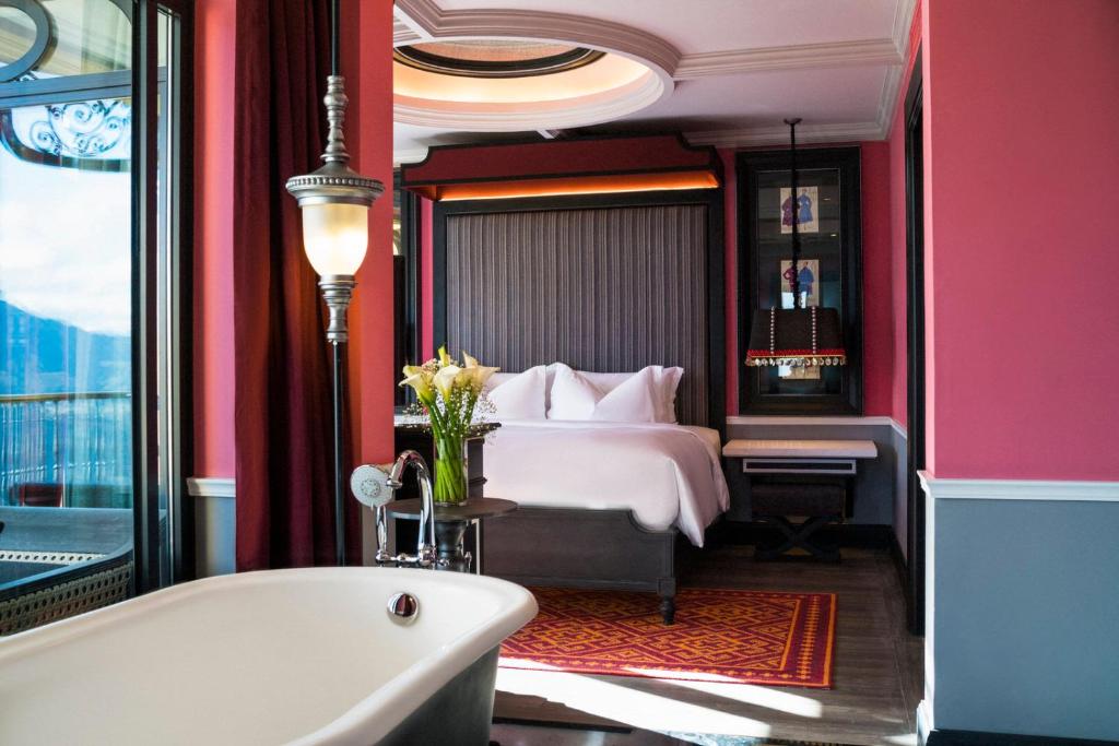 Сьюит (Представительский люкс с кроватью размера «king-size») отеля Hotel de la Coupole - MGallery, Сапа