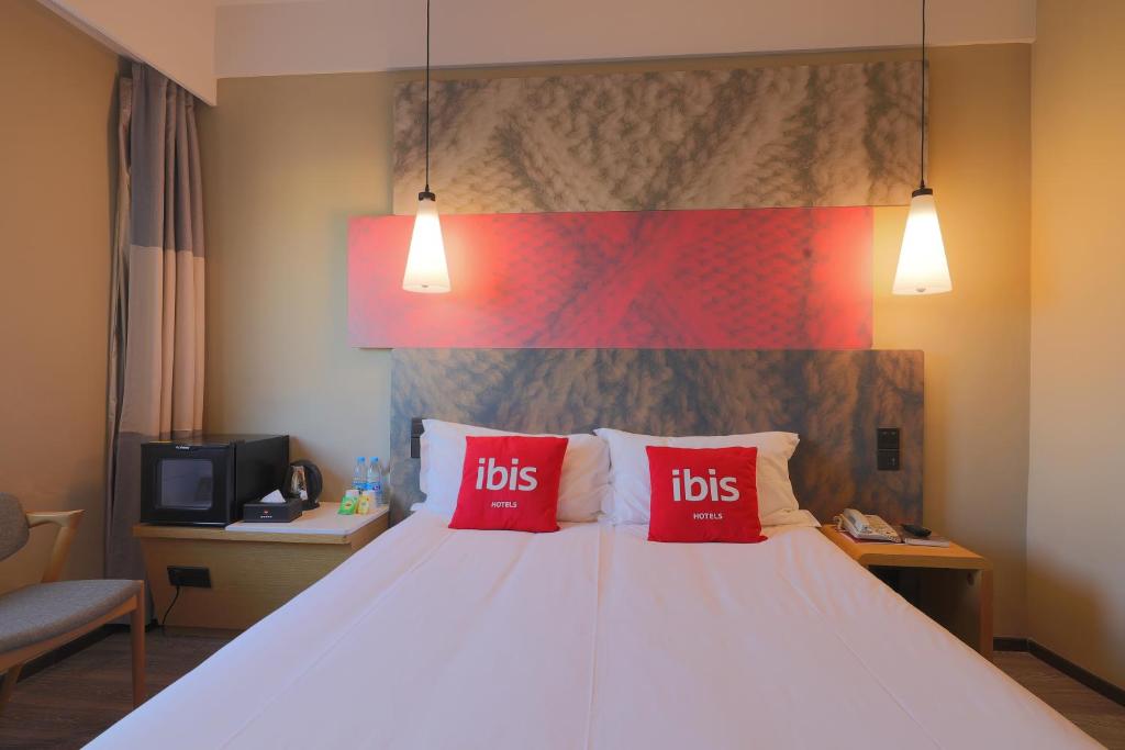 Двухместный (Улучшенный двухместный номер с 1 кроватью) отеля Hotel Ibis Qingdao Ningxia, Циндао