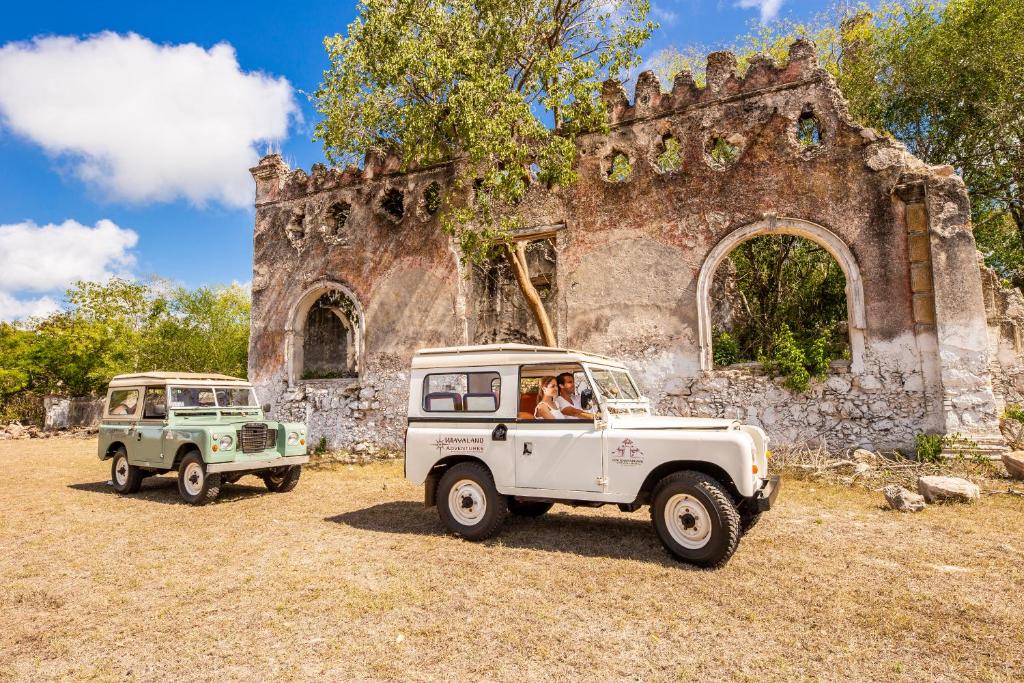 Четырехместный (Улучшенный номер с поездкой на винтажном автомобиле Land Rover) отеля Hacienda Uxmal Plantation & Museum, Ушмаль