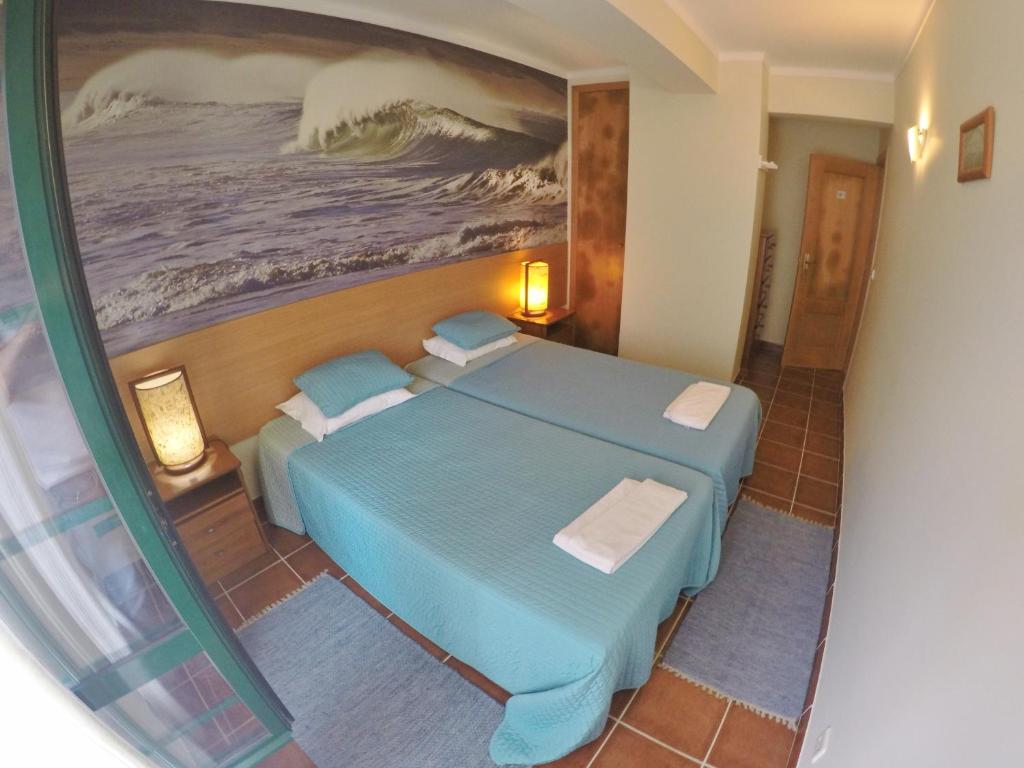 Двухместный (Двухместный номер с 2 отдельными кроватями и общей ванной комнатой) хостела Supertubos Beach Hostel, Пениши