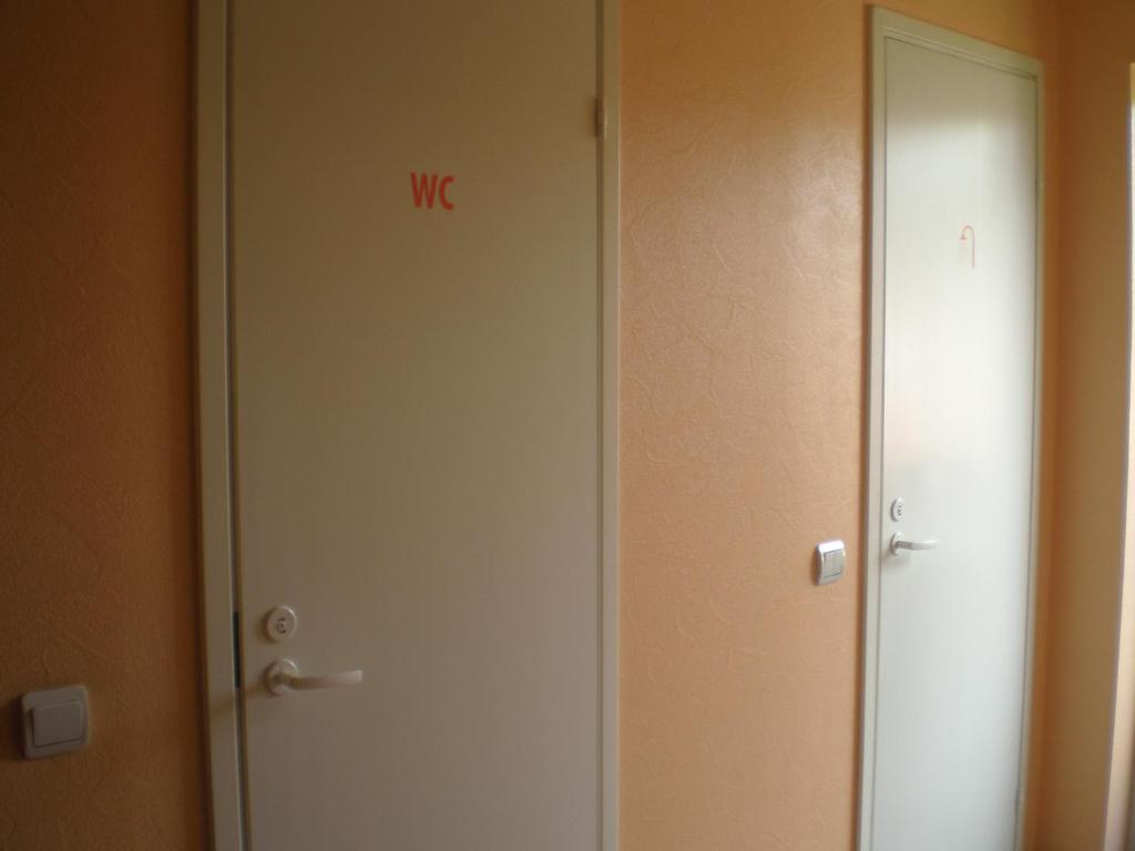 Одноместный (Одноместный номер с общей ванной комнатой) семейного отеля Jannseni Accommodation, Пярну