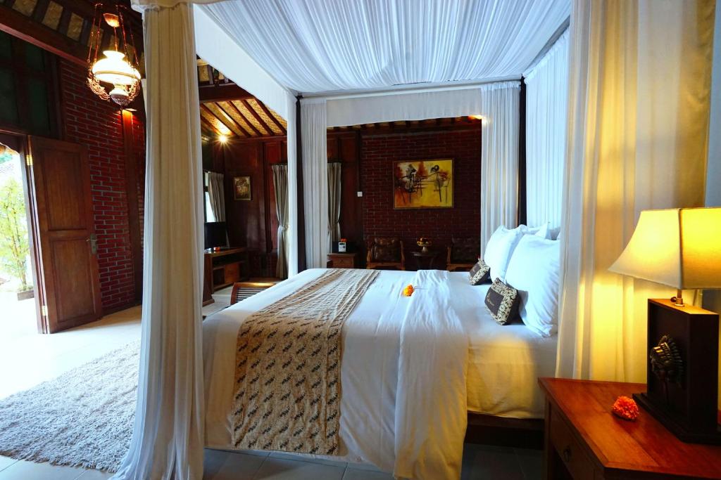 Двухместный (Номер-студио Joglo с 1 спальней и привилегиями (общий бассейн)) виллы Villa Berawa, Чангу