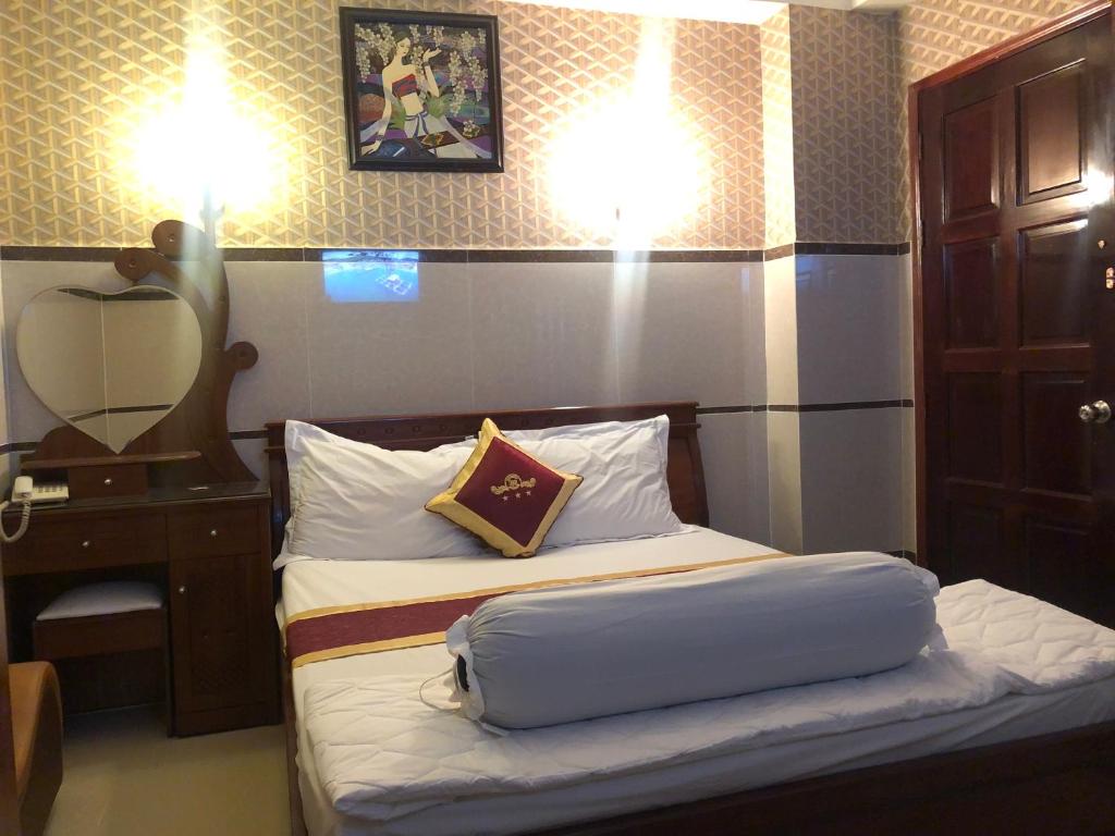 Двухместный (Улучшенный номер с кроватью размера «king-size») отеля Hoàng Quân Hotel, Хошимин