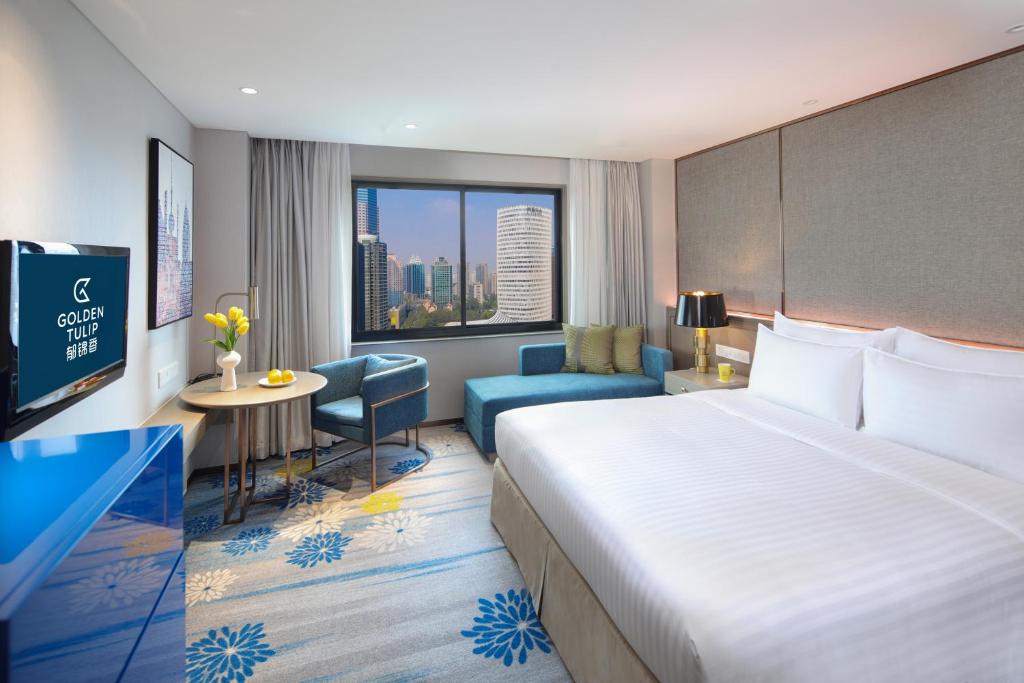 Двухместный (Номер Делюкс «Гранд» с кроватью размера «king-size») отеля Jin Jiang Rainbow Hotel, Шанхай
