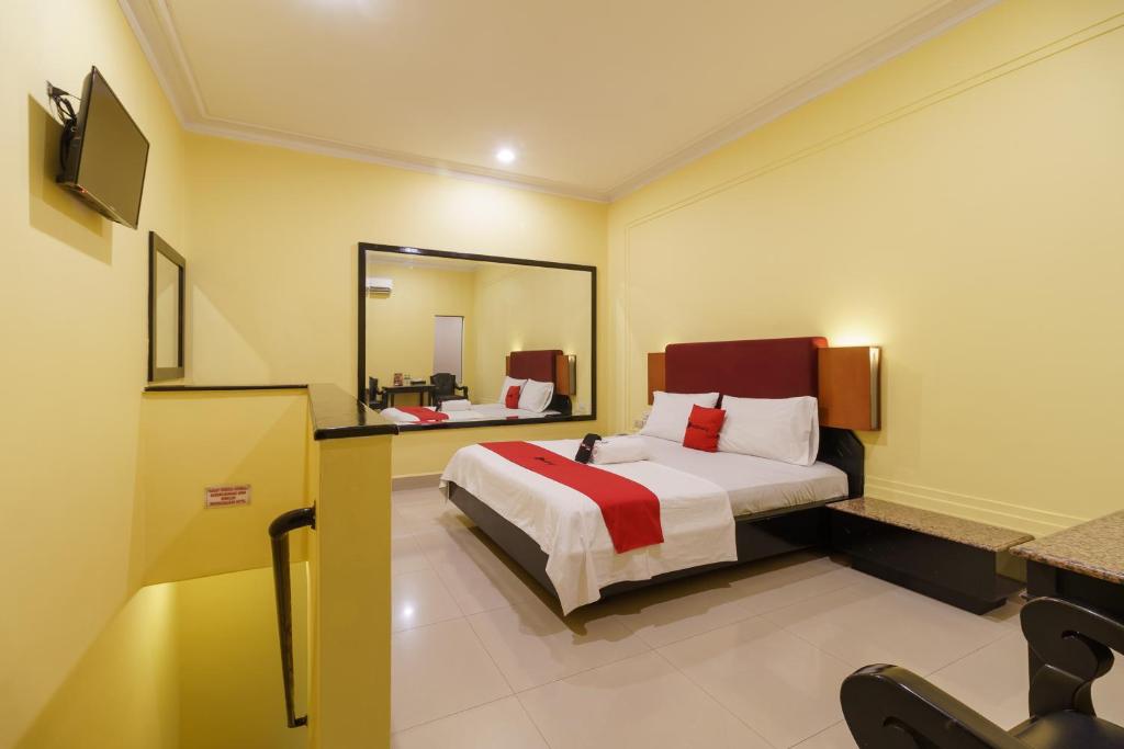 Двухместный (Бюджетный двухместный номер с 1 кроватью) отеля RedDoorz Plus near Ancol, Джакарта