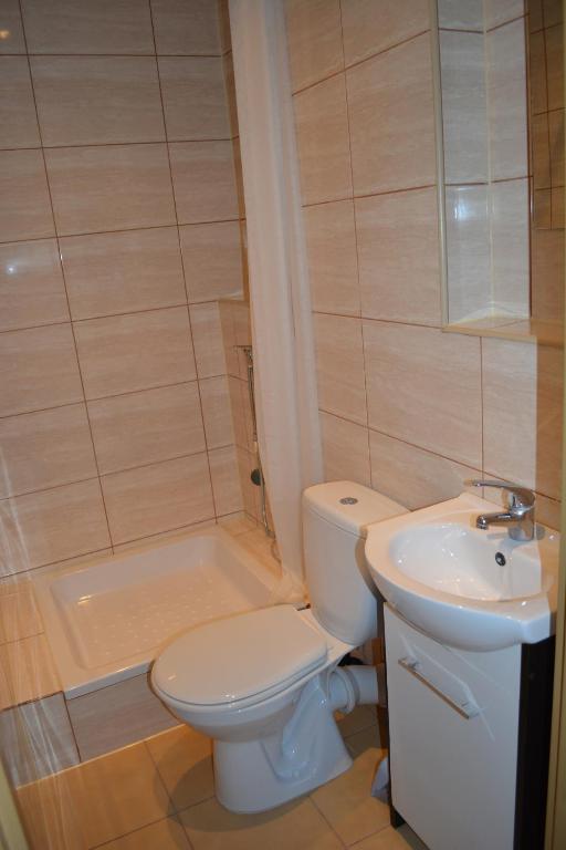 Трехместный (Трехместный номер с собственной ванной комнатой) парк-отеля Pokoje Goscinne MAJ - Rozewie, Ястшембя Гора