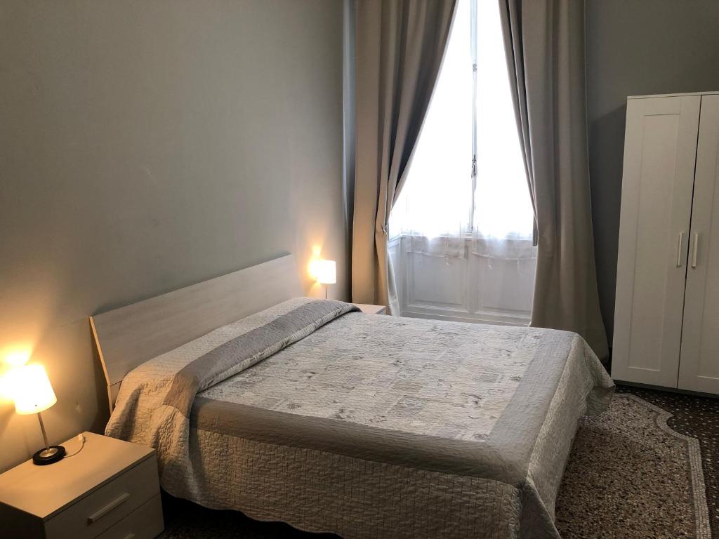 Двухместный (Двухместный номер с 1 кроватью и собственной ванной комнатой вне номера) гостевого дома Check-Inn Rooms 19, Генуя