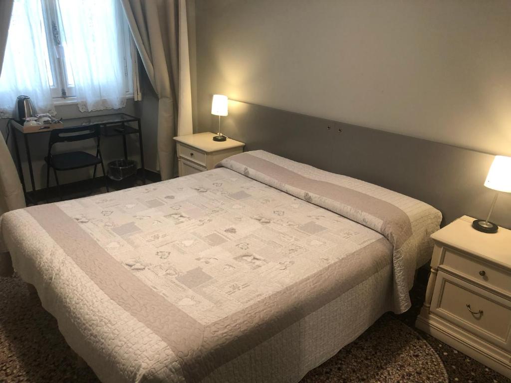 Двухместный (Двухместный номер с 1 кроватью или 2 отдельными кроватями, общая ванная комната) гостевого дома Check-Inn Rooms 19, Генуя