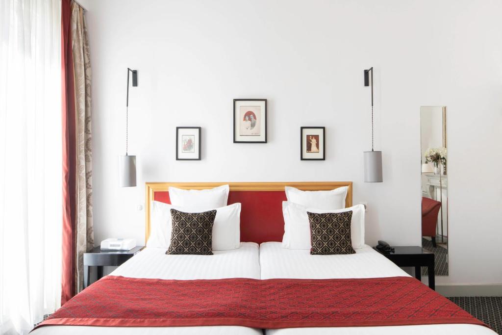 Двухместный (Улучшенный двухместный номер с 2 отдельными кроватями) отеля Bradford Elysées - Astotel, Париж
