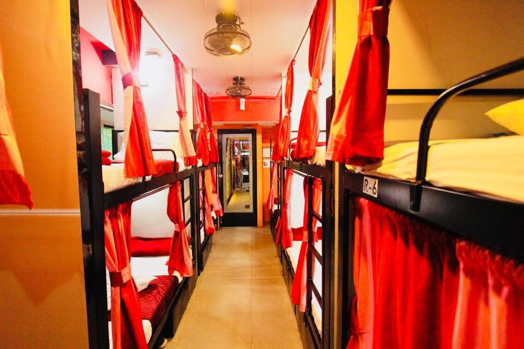 Номер (Кровать в общем номере для мужчин и женщин с 10 кроватями) хостела Wowstel, Мумбай