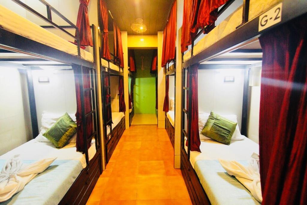 Номер (Односпальная кровать в общем мужском номере) хостела Wowstel, Мумбай