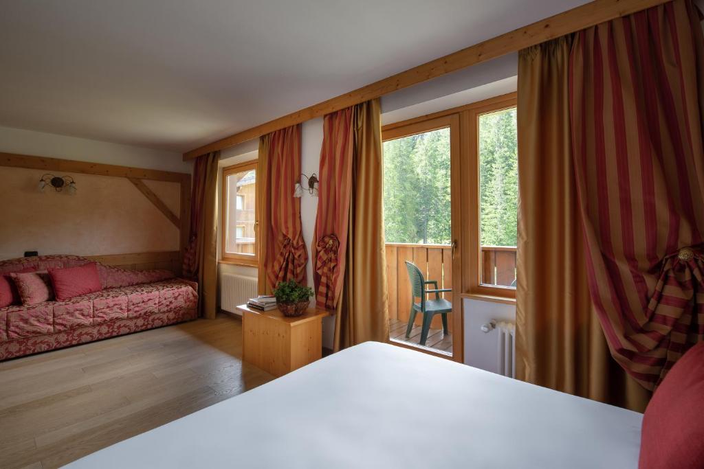 Двухместный (Улучшенный двухместный номер с 1 кроватью или 2 отдельными кроватями) отеля Carlo Magno Hotel Spa Resort, Мадонна-ди-Кампильо