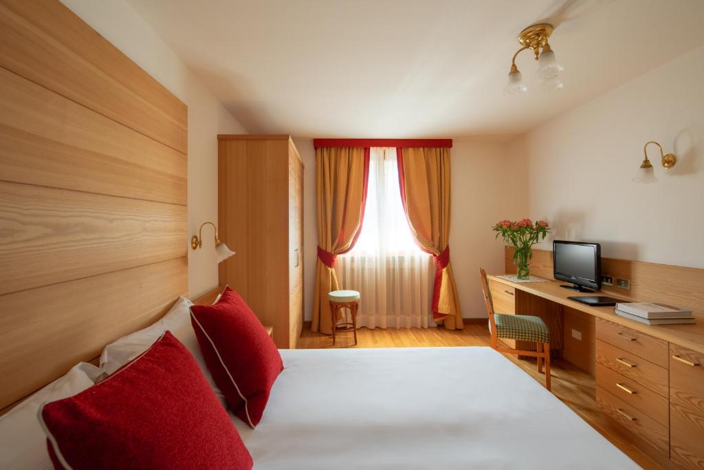 Двухместный (Классический двухместный номер с 1 кроватью или 2 отдельными кроватями) отеля Carlo Magno Hotel Spa Resort, Мадонна-ди-Кампильо