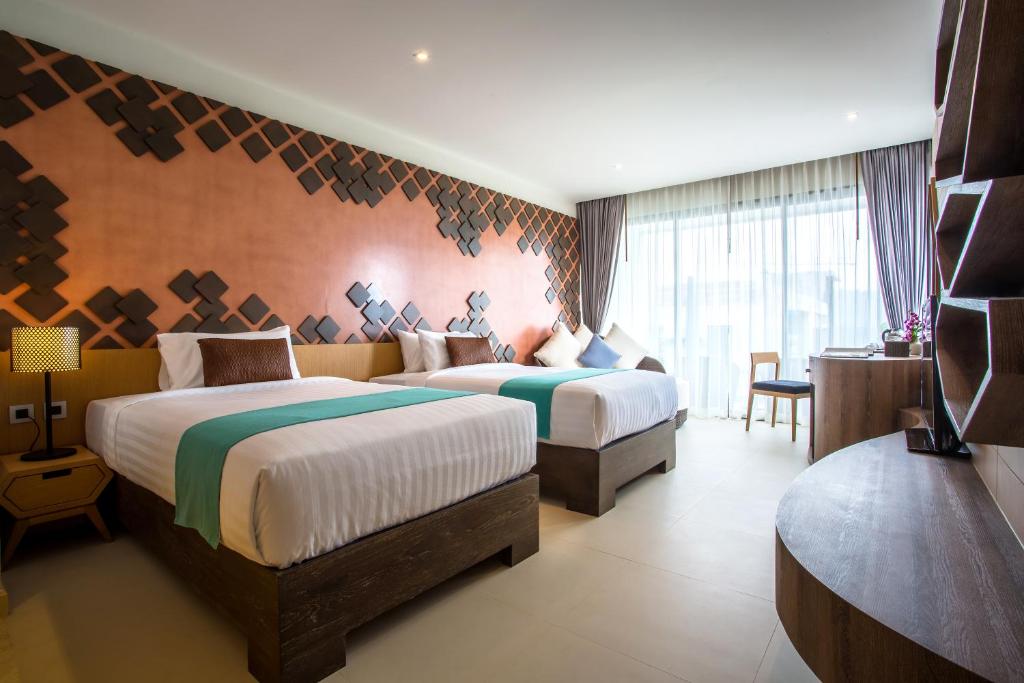 Двухместный (Двухместный номер с 1 кроватью или 2 отдельными кроватями и частичным видом на море) курортного отеля Crest Resort & Pool Villas, Пхукет