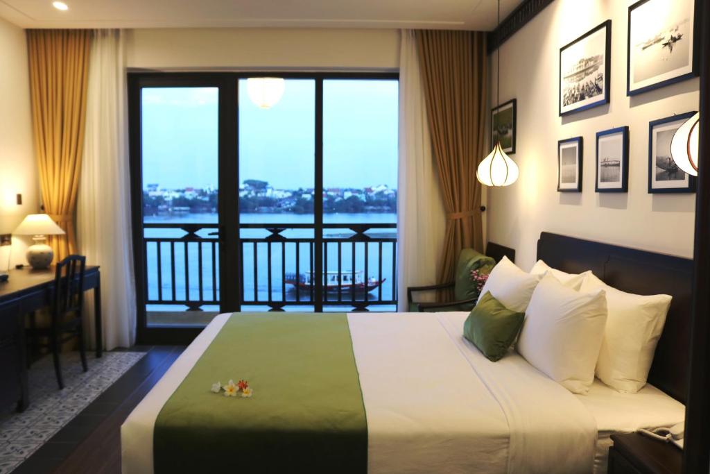 Двухместный (Двухместный номер Делюкс с 1 кроватью с балконом и видом на реку) виллы Roxana River Villa, Хойан