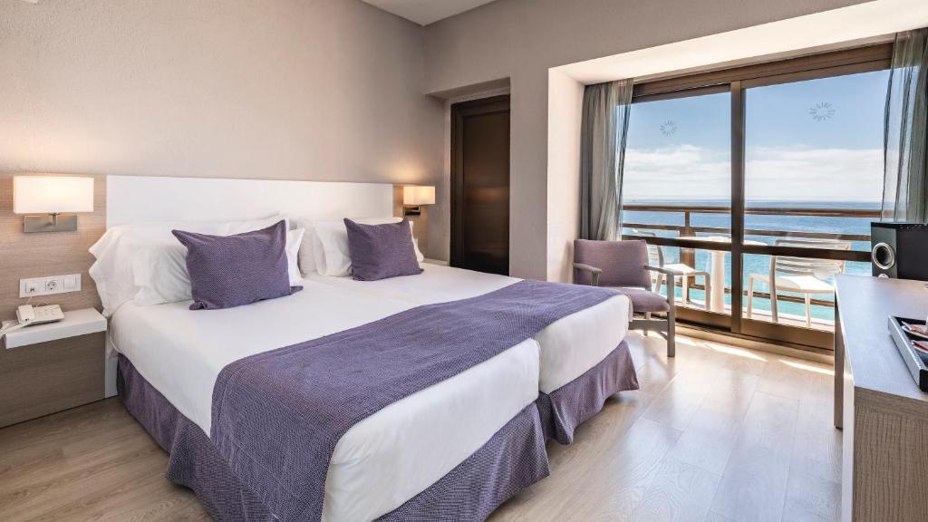 Двухместный (Улучшенный двухместный номер с 1 кроватью или 2 отдельными кроватями и видом на море) отеля Hotel Be Live Adults Only Marivent, Пальма-де-Майорка