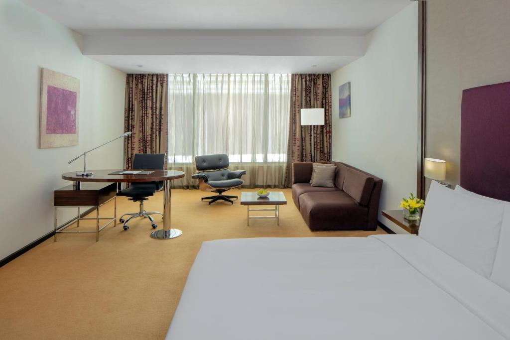 Двухместный (Business Class Room with 24 Hrs Check-in & Check-out), Radisson Blu Plaza Hotel Hyderabad Banjara Hills