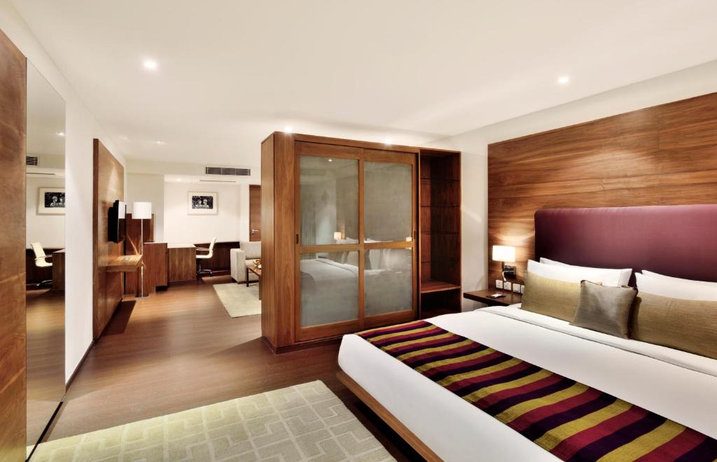 Двухместный (Deluxe Suite with 24 Hrs Check-in & Check-out) отеля Radisson Blu Plaza Hotel Hyderabad Banjara Hills, Хайдарабад
