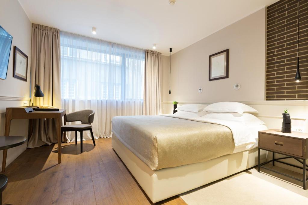 Двухместный (Специальное предложение - Улучшенный номер с кроватью размера «king-size» и бесплатной парковкой) отеля Envoy Hotel, Белград