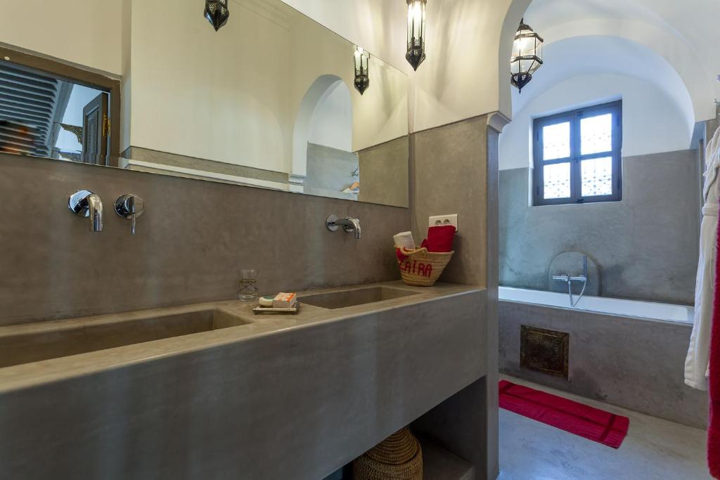 Сьюит (Deluxe Suite with Bathtub (ZAIRA)), Riad Jardin Des Sens