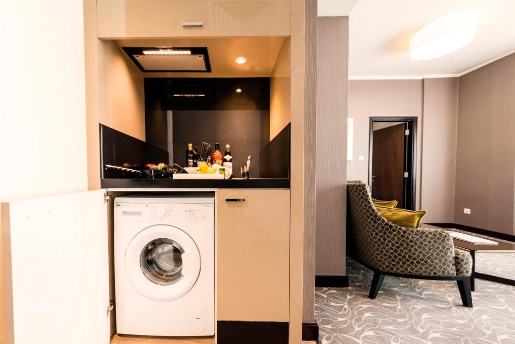 Сьюит (Суперлюкс с 1 спальней и мини-кухней) отеля Hawthorn Suites by Wyndham Abu Dhabi City Center, Абу-Даби