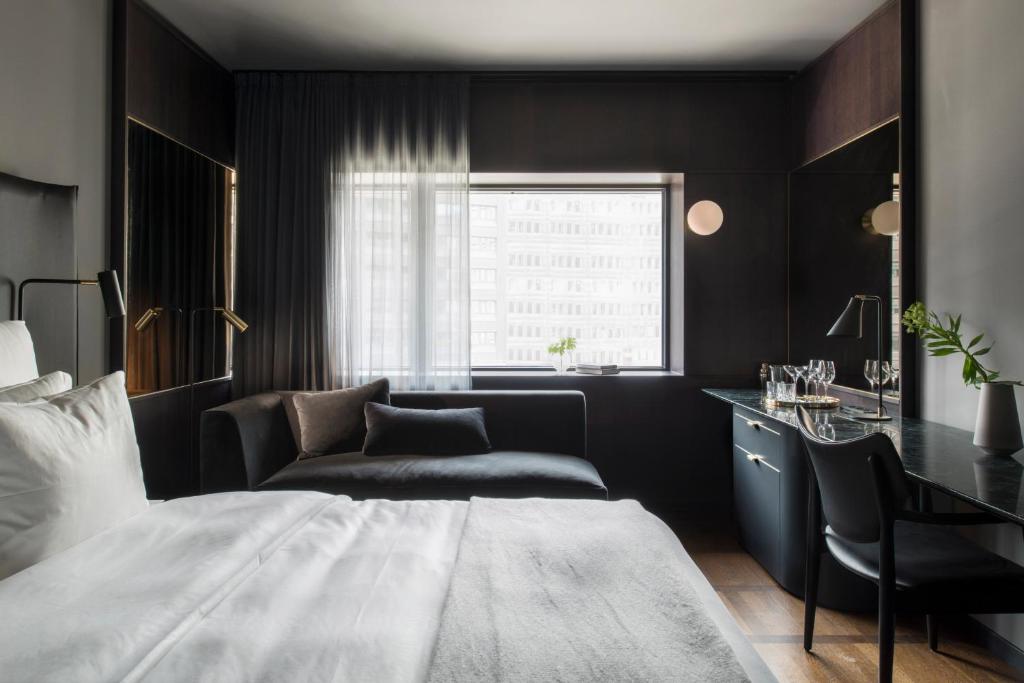 Двухместный (Улучшенный двухместный номер с 2 отдельными кроватями) отеля At Six, Стокгольм