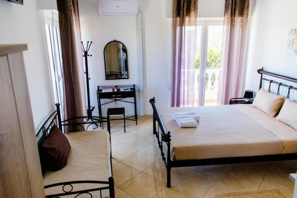 Двухместный (Двухместный номер с 1 кроватью и балконом (для 2 взрослых и 1 ребенка)) отеля Nikolakakis Rooms Lavrio, Лаврион
