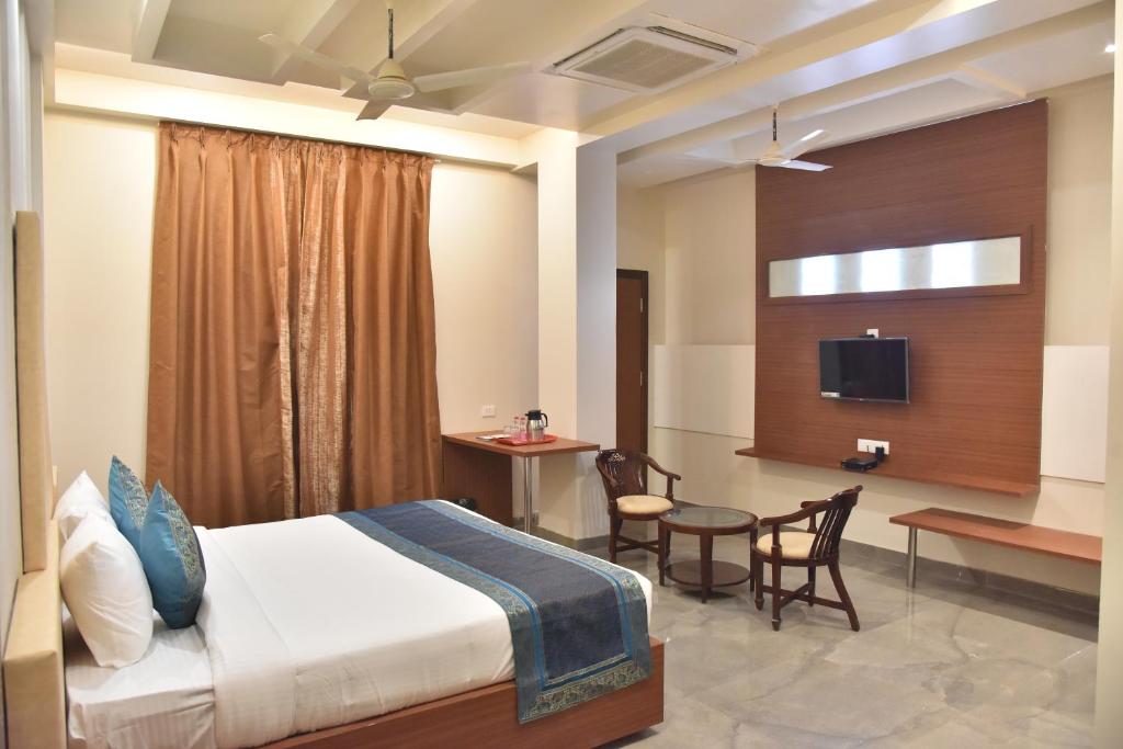 Двухместный (Номер Делюкс с кроватью размера «king-size») отеля Hotel Rk Grand, Варанаси