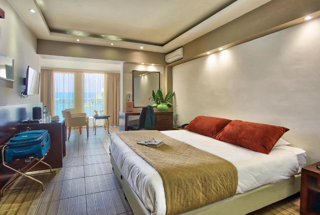 Трехместный (Представительский номер для гостей с особыми потребностями и возможностями) отеля Capsis Astoria Heraklion, Ираклион