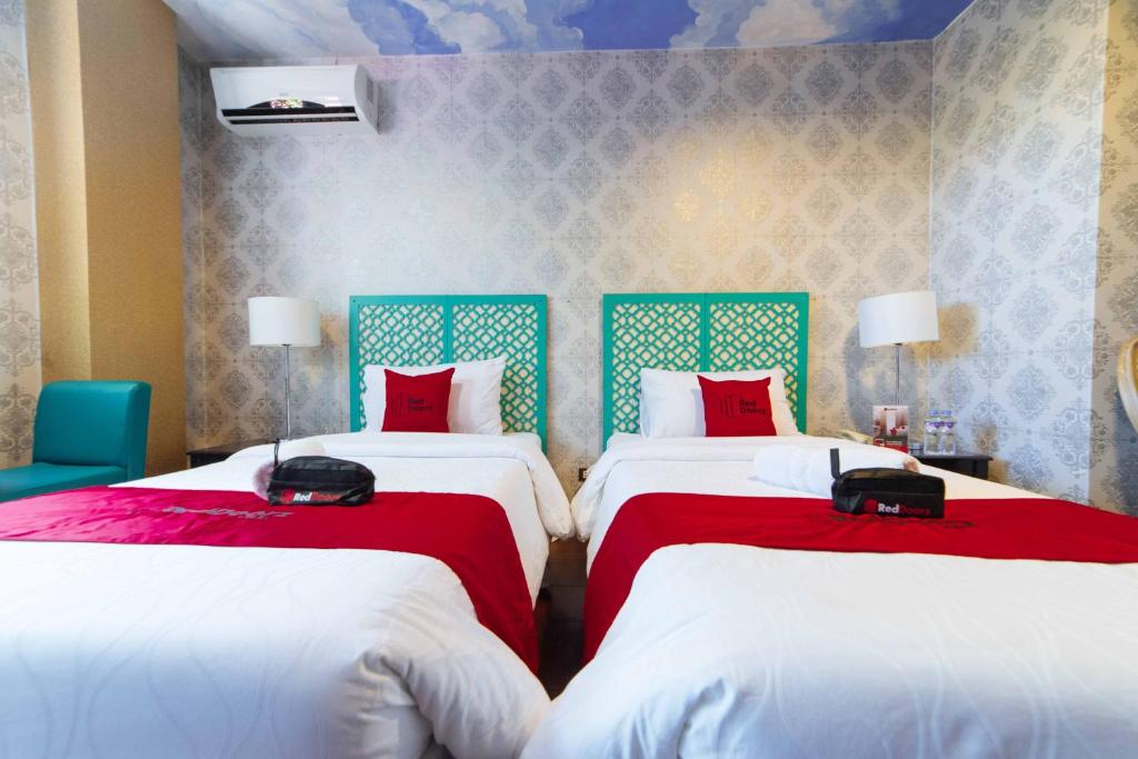 Двухместный (Стандартный двухместный номер с 2 отдельными кроватями) отеля RedDoorz Plus @ Aguirre Ave BF Homes, Манила