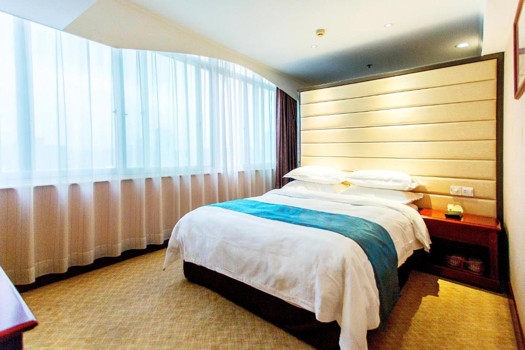 Двухместный (Двухместный номер с 1 кроватью, вид на озеро) отеля Golden Port Hotel Ningbo, Нинбо