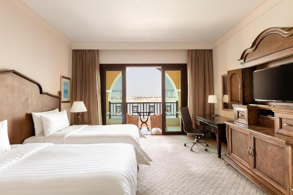 Двухместный (Клубный двухместный номер Делюкс «Горизонт» с 2 отдельными кроватями) отеля Shangri-La Hotel, Qaryat Al Beri, Абу-Даби