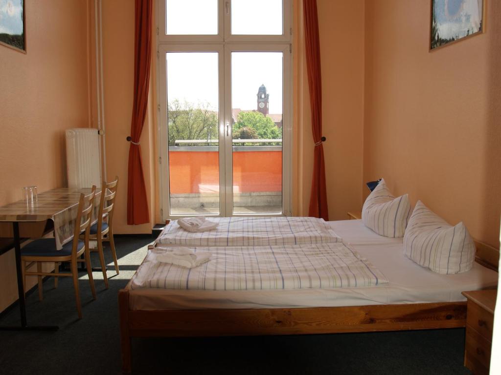 Двухместный (Двухместный номер с 2 отдельными кроватями и общей ванной комнатой) хостела Happy go Lucky Hotel + Hostel, Берлин
