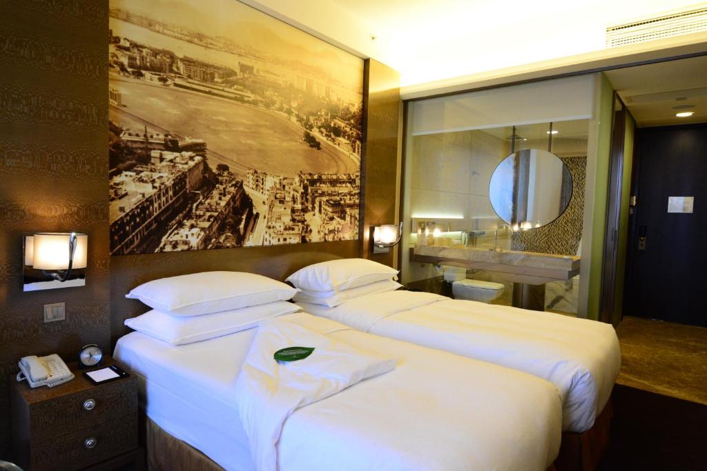 Двухместный (Улучшенный номер с кроватью размера «king-size» или двухместный номер с 2 отдельными кроватями и видом на гавань) отеля Harbour Grand Hong Kong, Гонконг (город)