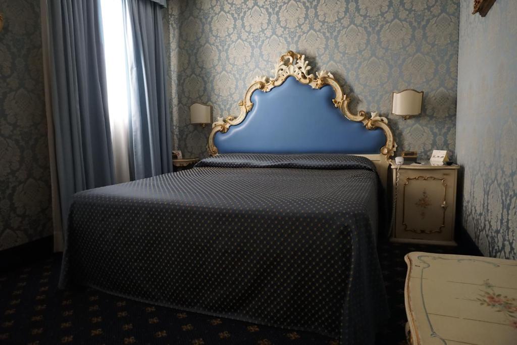 Двухместный (Небольшой двухместный номер с 1 кроватью - Для некурящих) отеля Hotel Rialto, Венеция
