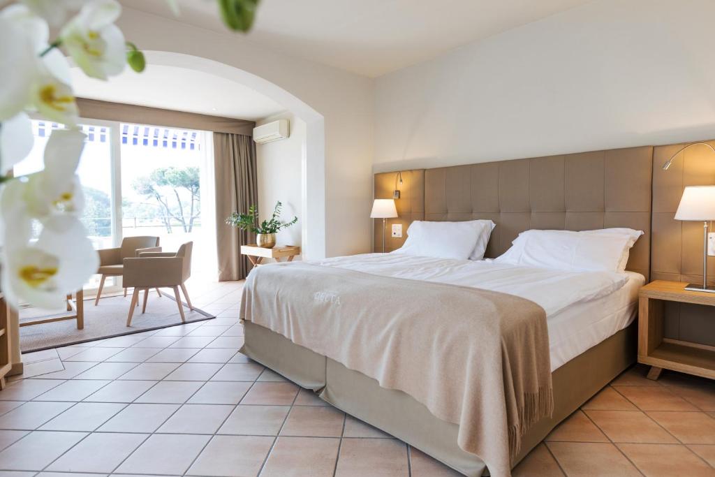 Двухместный (Двухместный номер Делюкс с 1 кроватью и балконом) отеля Parkhotel Delta, Wellbeing Resort, Аскона