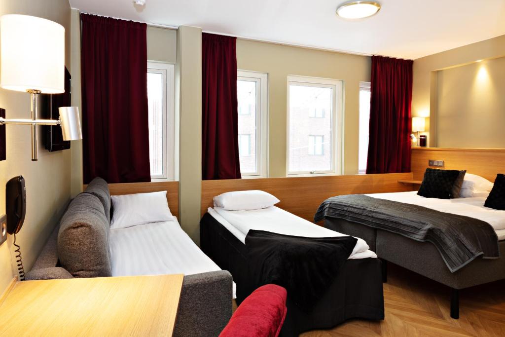 Четырехместный (Стандартный номер с 2 односпальными кроватями и раскладным диваном) отеля Hotel Arena - Sweden Hotels, Гетеборг