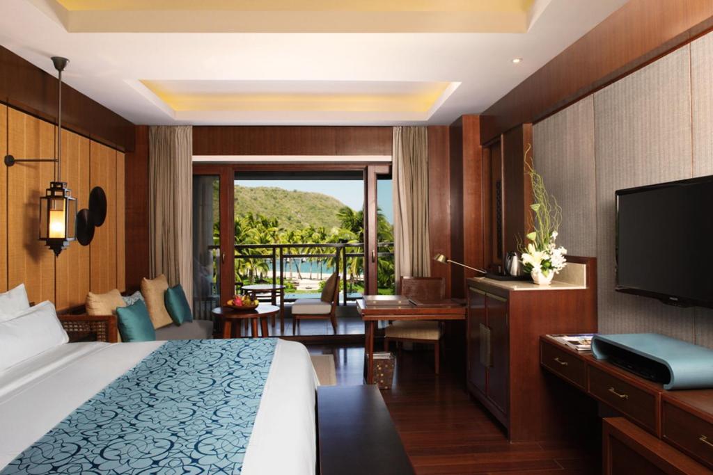 Двухместный (Номер «Премьер» с видом на бассейн) курортного отеля Anantara Sanya Resort & Spa, Санья